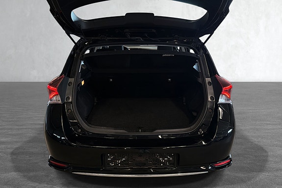 Bagasjerom med praktisk utforming og lav lastehøyde .