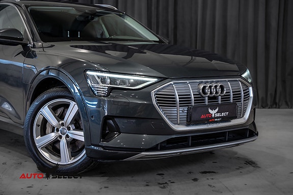 Audi e-tron 2 of 5