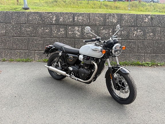 Triumph Bonneville T100 2 of 5
