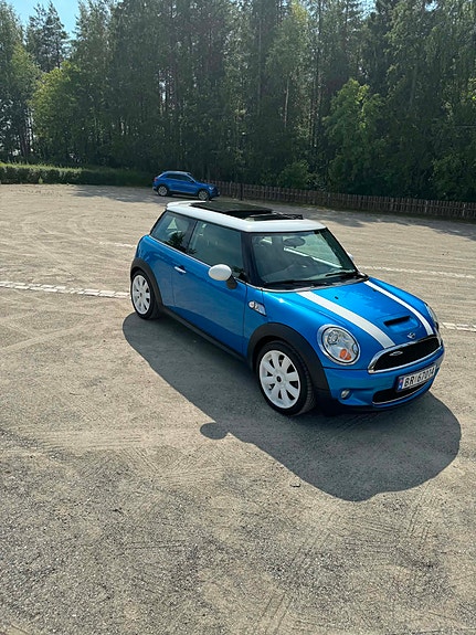 MINI Cooper S 3 of 5