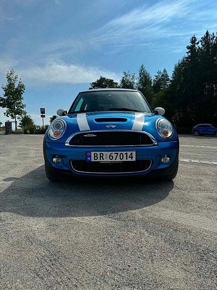 MINI Cooper S 2 of 5