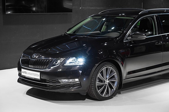 Skoda Octavia 2 of 5
