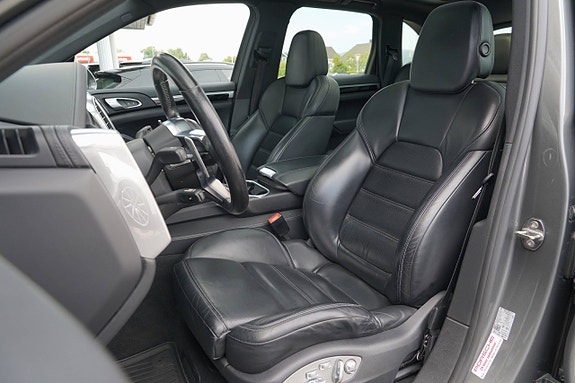 Porsche Cayenne 16 of 26