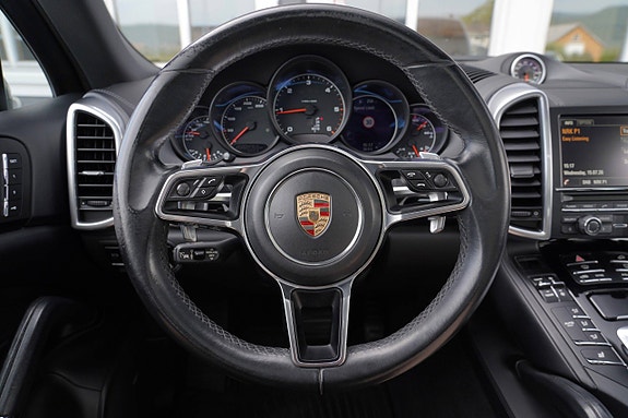Porsche Cayenne 10 of 26