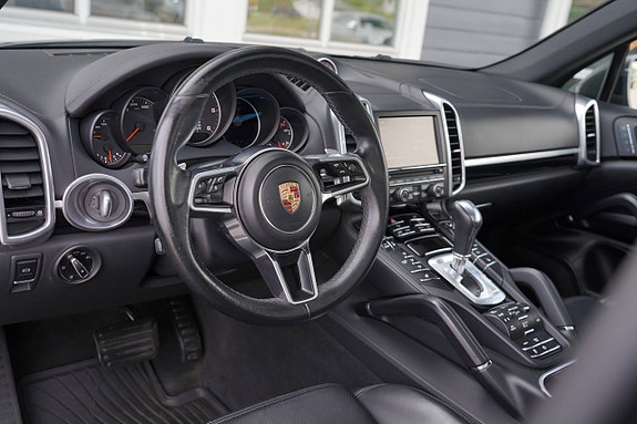 Porsche Cayenne 9 of 26