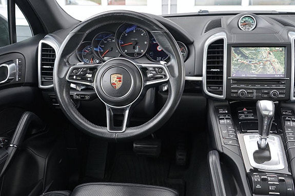 Porsche Cayenne 23 of 26