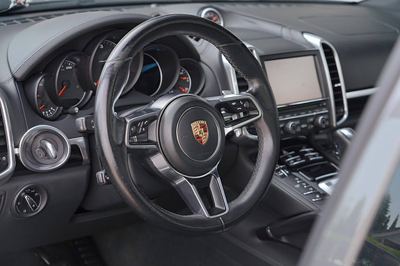 Porsche Cayenne 8 of 26