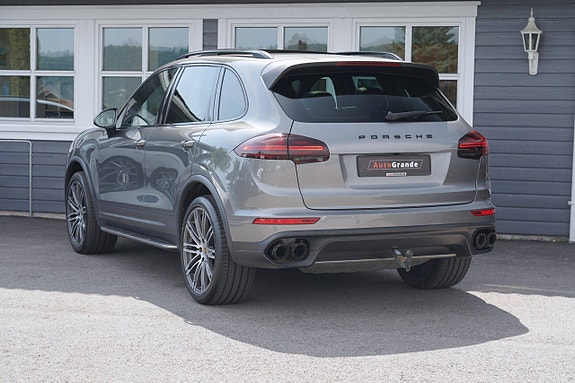 Porsche Cayenne 2 of 26
