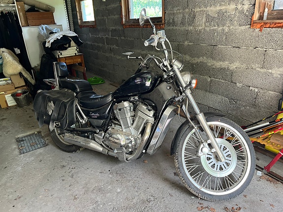 Suzuki VS 800 Intruder 2 of 4