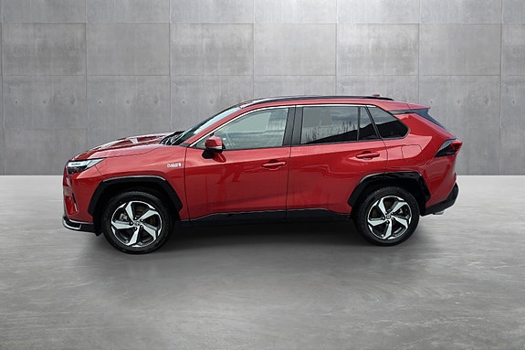 Toyota RAV4 Plug-in Hybrid 2 of 5