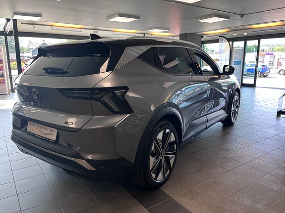 Renault Scenic E-Tech 3 of 12