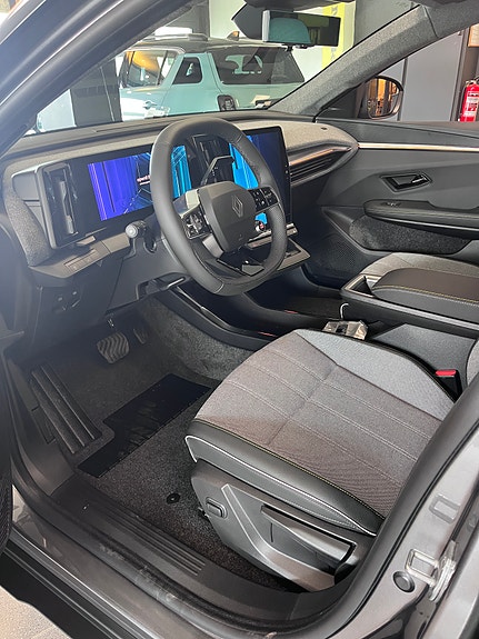 Renault Scenic E-Tech 4 of 12