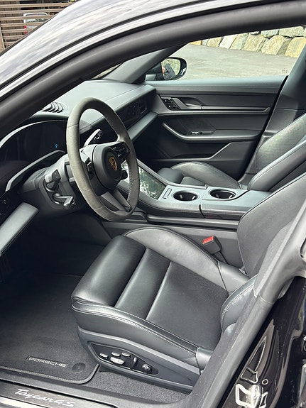 Porsche Taycan 4S 27 of 30