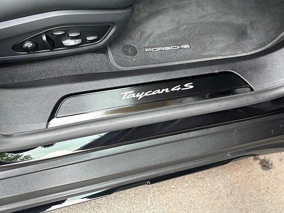 Porsche Taycan 4S 20 of 30