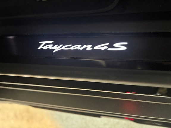 Porsche Taycan 4S 19 of 30