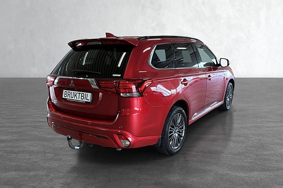 Flott Mitsubishi Outlander PHEV 2020 i elegant rød metallic.