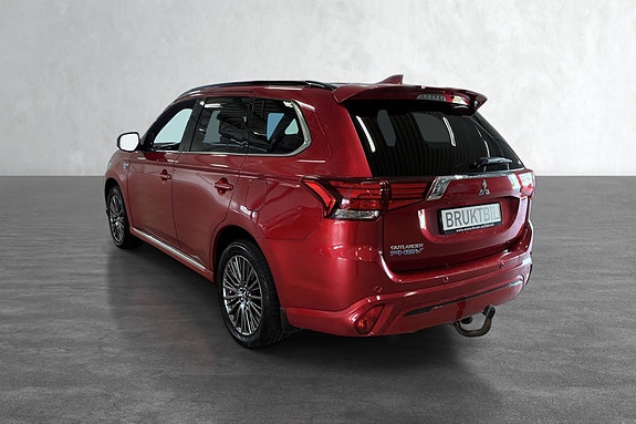 Høy bakkeklaring gjør Outlander PHEV godt egnet for norske veier året rundt.