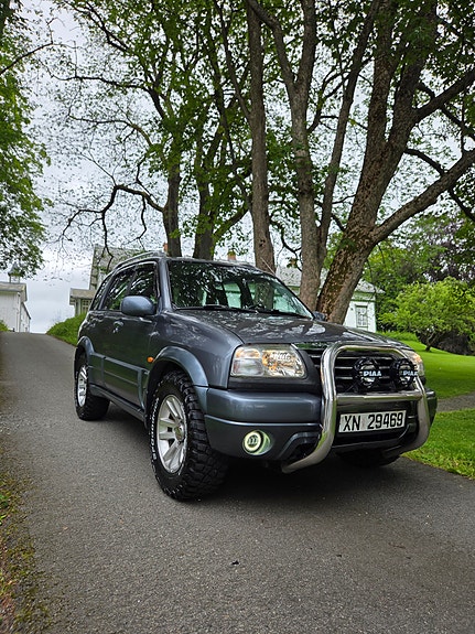 Suzuki Grand Vitara 2 of 5
