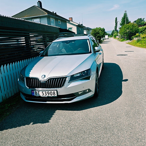 Skoda Superb 2 of 5