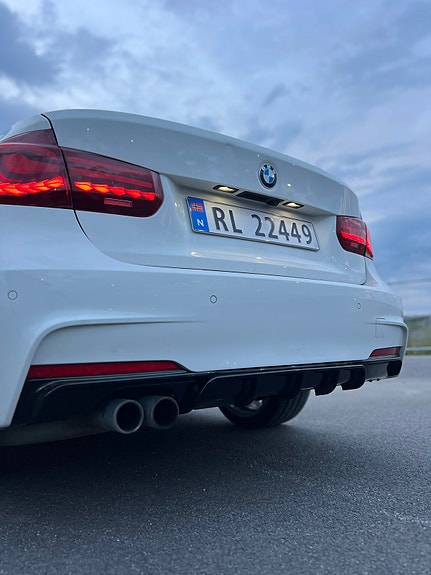 BMW 330e 4 of 5