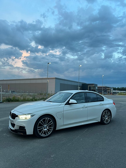 BMW 330e 3 of 5