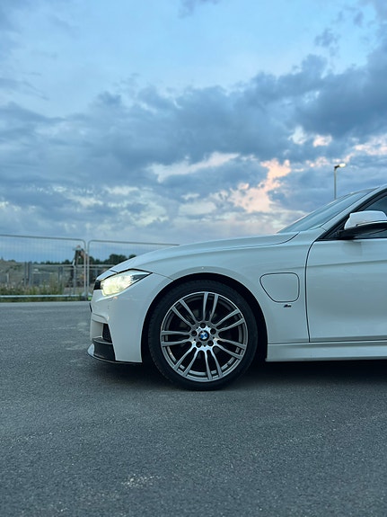 BMW 330e 2 of 5