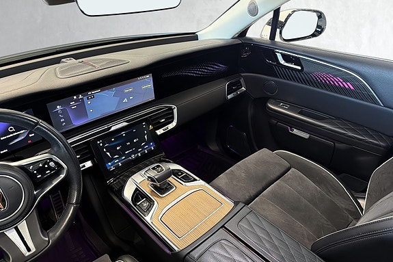 Apple CarPlay og Android Auto gir enkel tilgang til musikk, navigasjon og telefonfunksjoner.