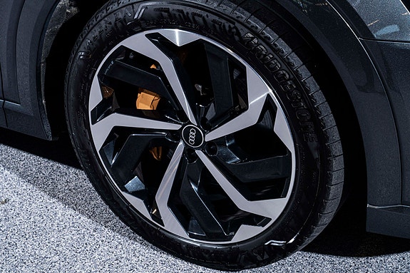 Audi e-tron 4 of 5