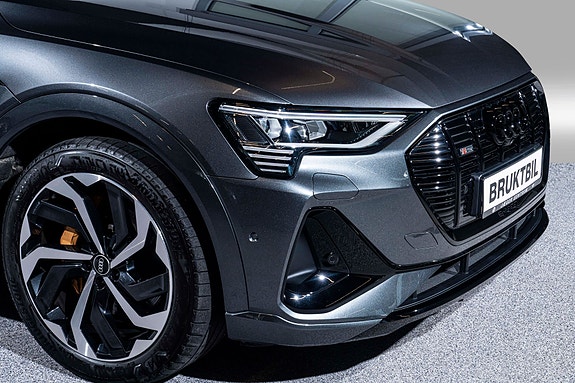 Audi e-tron 3 of 5