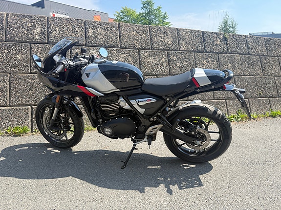 Triumph Thruxton 400 3 of 5