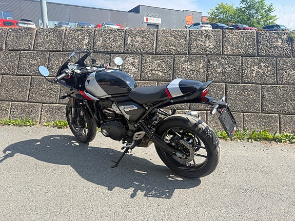 Triumph Thruxton 400 2 of 5