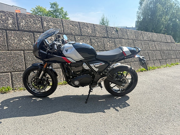 Triumph Thruxton 400 4 of 5