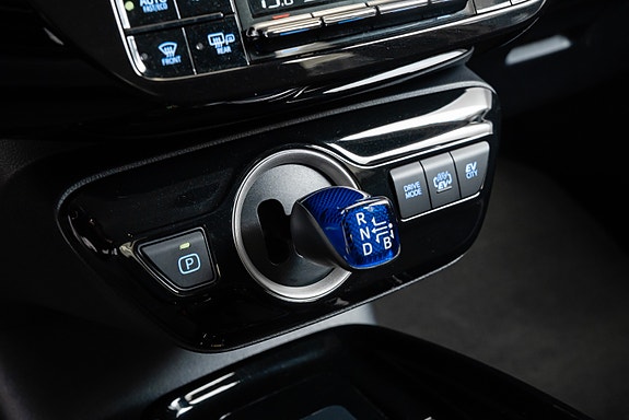 Toyota Prius Plug-in Hybrid 14 of 30