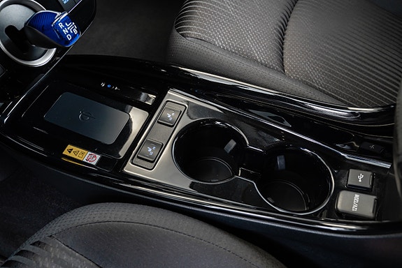 Toyota Prius Plug-in Hybrid 13 of 30