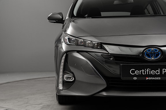 Toyota Prius Plug-in Hybrid 9 of 30