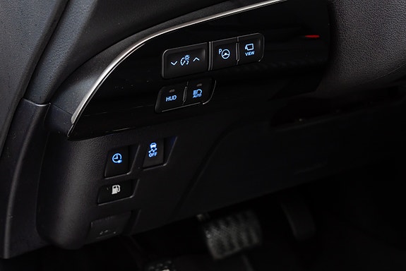 Toyota Prius Plug-in Hybrid 18 of 30