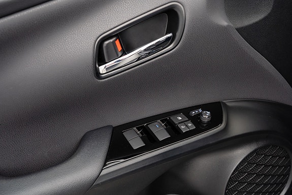 Toyota Prius Plug-in Hybrid 17 of 30