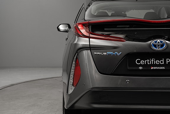 Toyota Prius Plug-in Hybrid 7 of 30