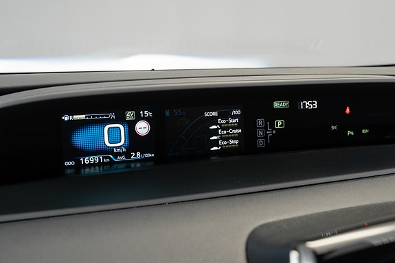 Toyota Prius Plug-in Hybrid 24 of 30