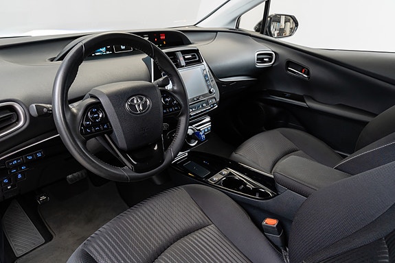 Toyota Prius Plug-in Hybrid 12 of 30