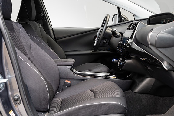 Toyota Prius Plug-in Hybrid 28 of 30