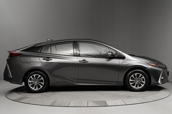 Toyota Prius Plug-in Hybrid 5 of 30