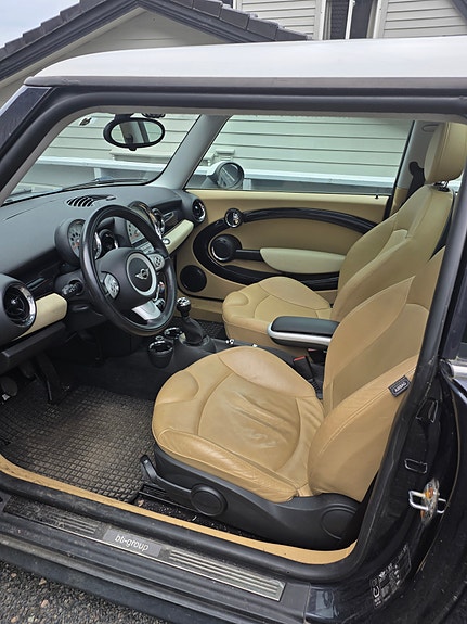 MINI Cooper 4 of 4
