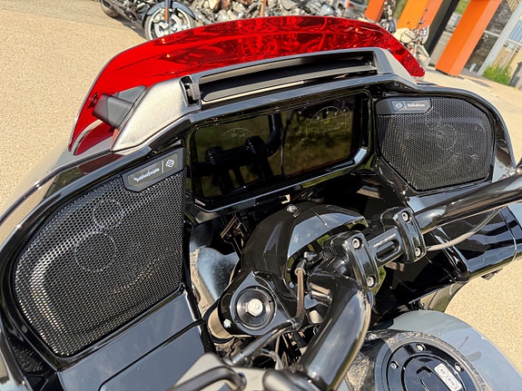 Harley-Davidson FLTRXSTSE ROAD GLIDE CVO ST 121 9 of 15