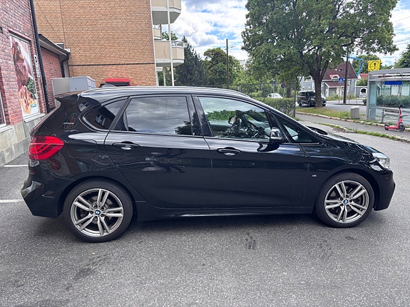 BMW 225xe 2 of 5