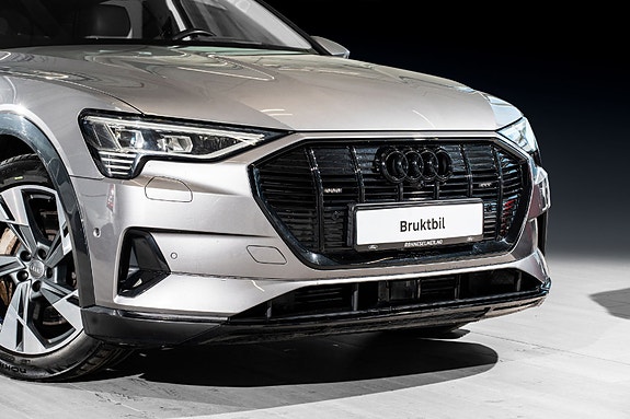 Audi e-tron 2 of 5