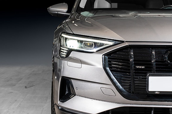 Audi e-tron 4 of 5