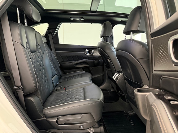Kia Sorento 8 of 17