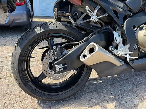 Honda CBR 1000 RR 4 of 5