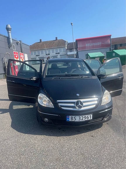 Mercedes-Benz B180 2 of 5